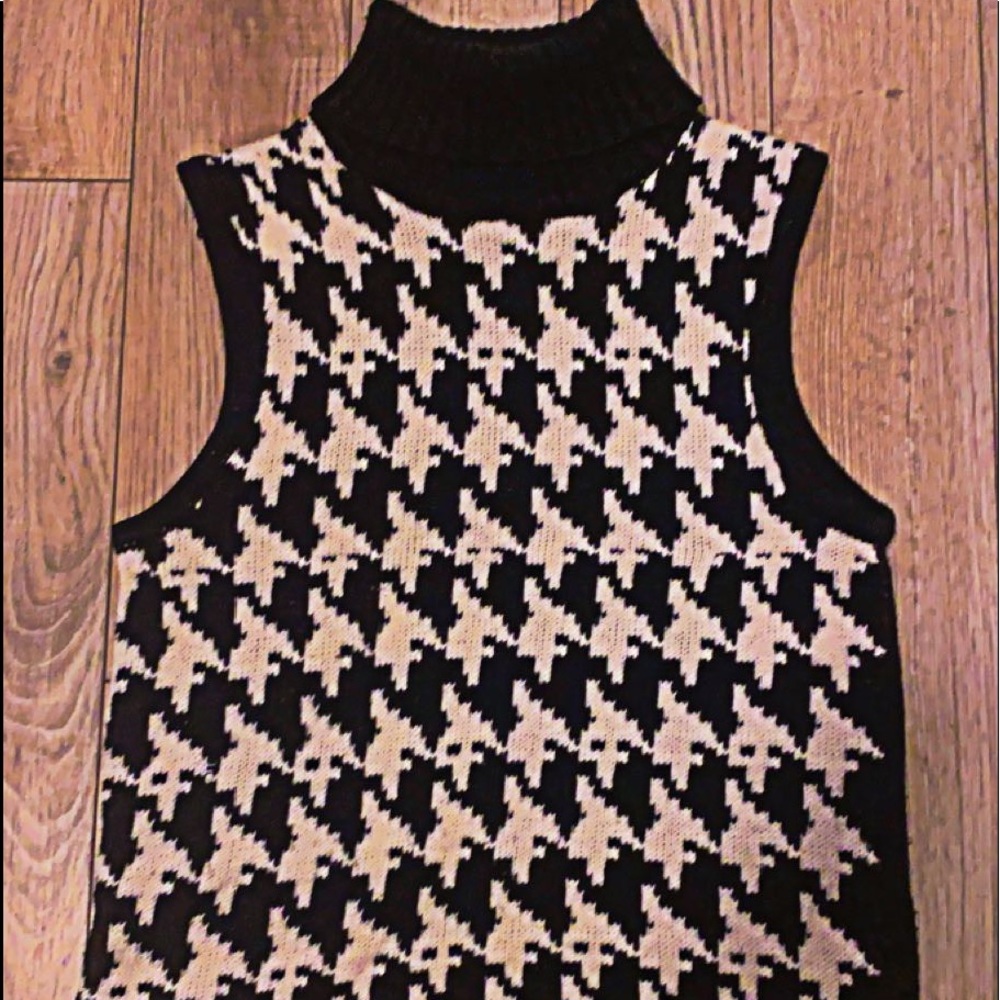 black and white turtleneck sleeveless sweater vest!